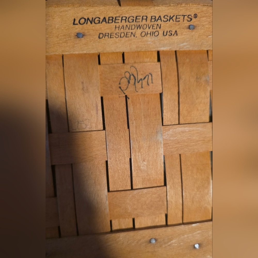 Longaberger Vintage Mothers Day Collection Handwoven Lided Basket - Picture 4 of 4